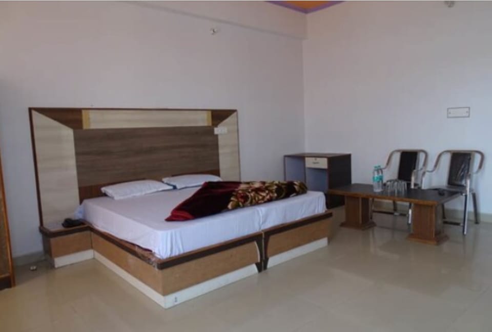 Desk, WiFi (free), bed sheets