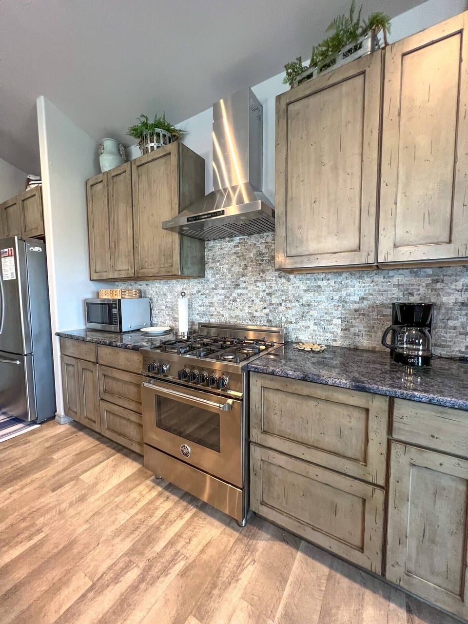 Cozy, modern kitchen in Bluffs Landing, Corpus Christi. Perfect for cooking and entertaining. Stainless steel appliances, gas stove, and ample storage. Stylish blend of rustic and modern design.