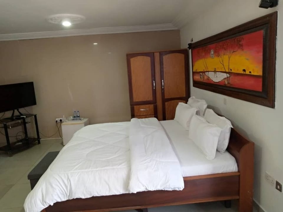 Deluxe Double Room | Desk, laptop workspace, WiFi (free), individually decorated