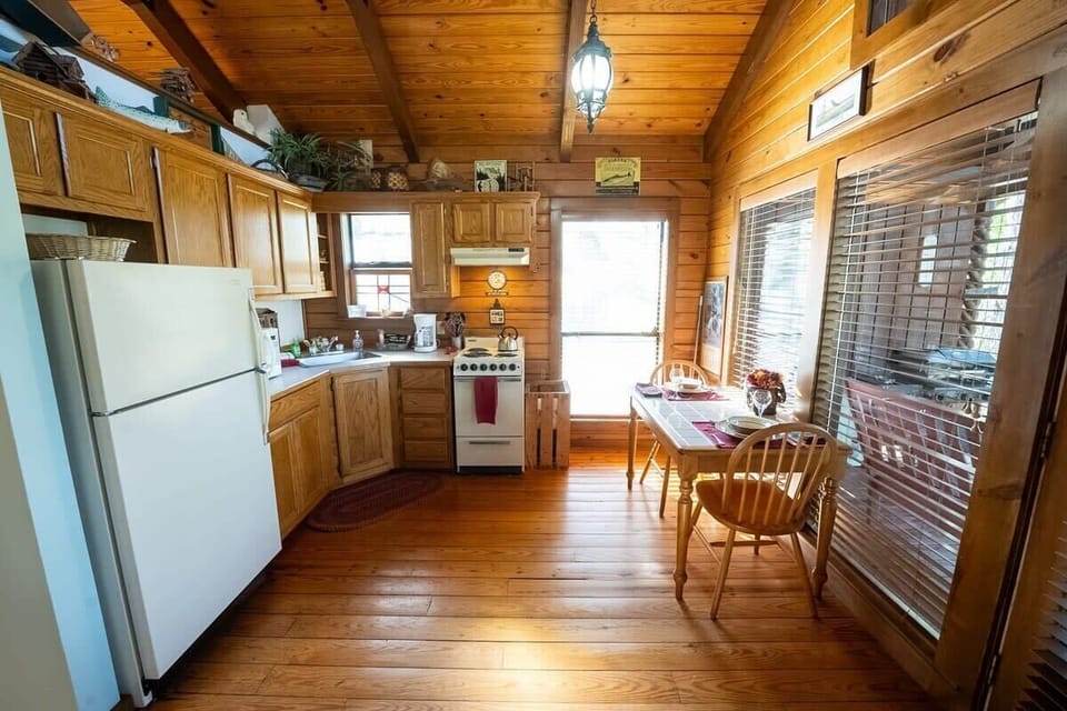 Full kitchen, well stocked