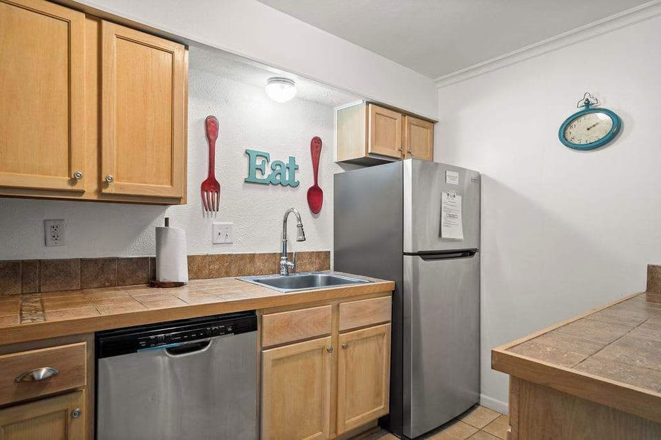 Kitchen fully equipped with a dishwasher
