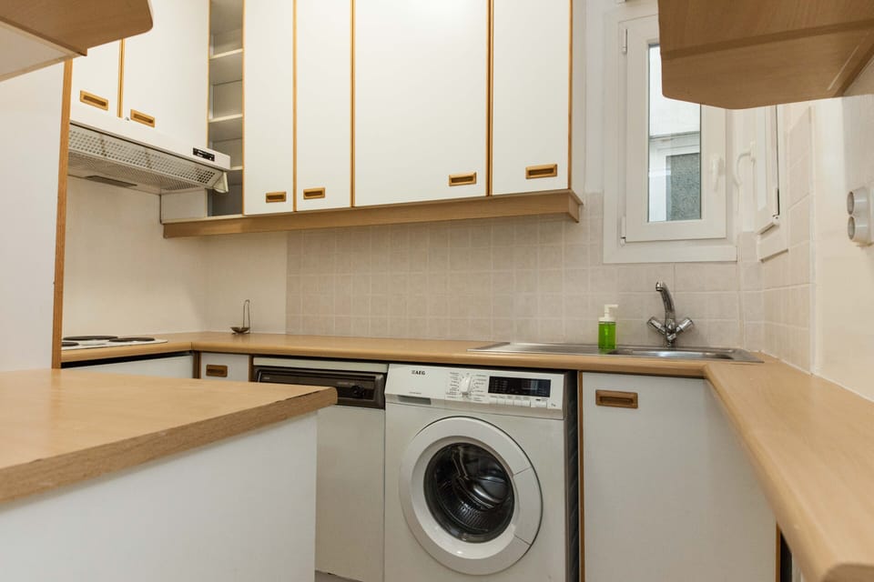 Apartment | Private kitchen | Full-size fridge, oven, toaster, cookware/dishes/utensils