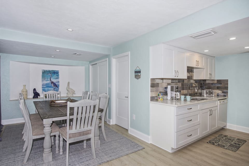 Kitchen / Dining Area