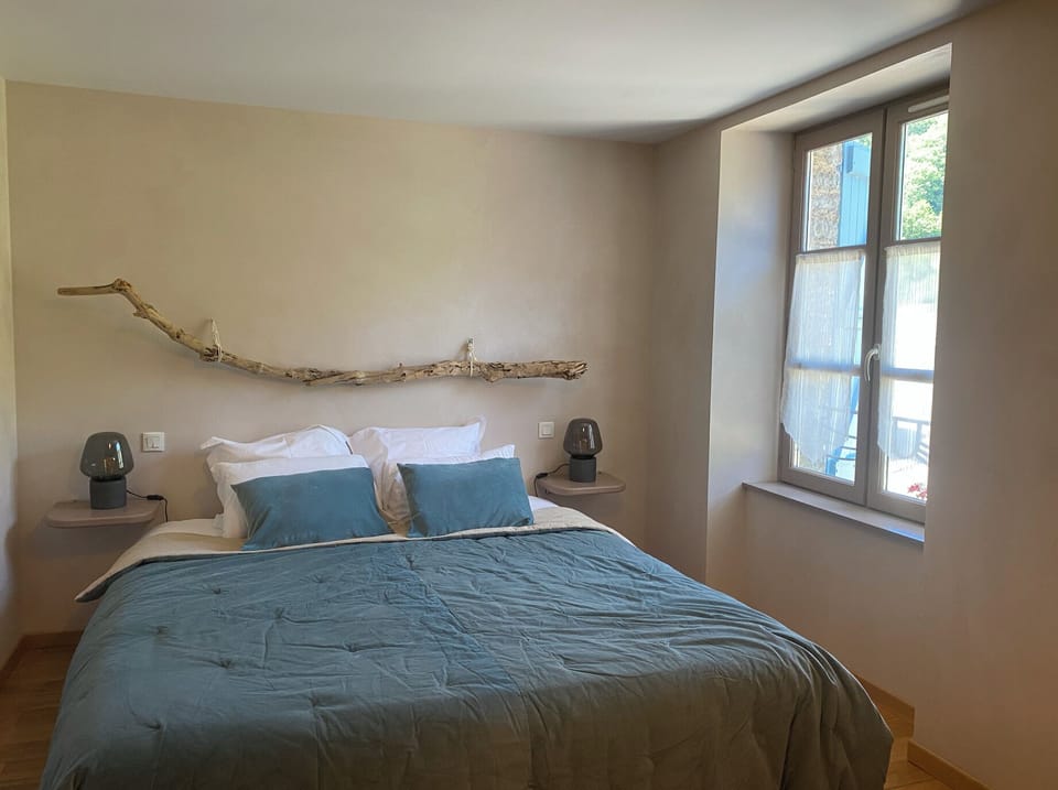 Premium Room | Desk, iron/ironing board (on request), WiFi (free)