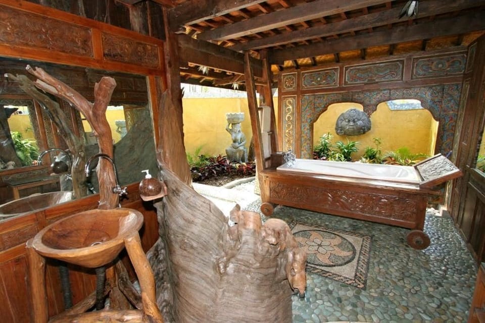 Villa | Bathroom | Separate tub and shower, hair dryer, bidet, towels