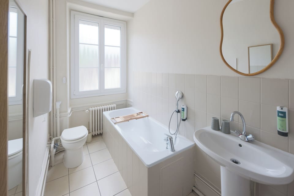 Double Room | Bathroom | Free toiletries, hair dryer, towels