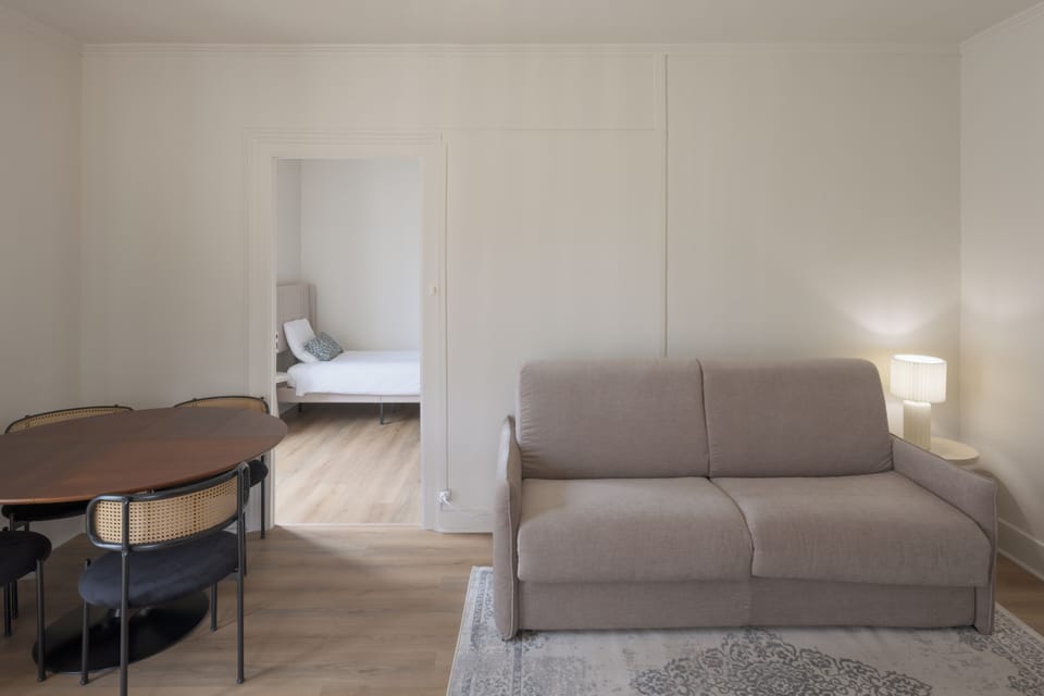 Deluxe Suite | Desk, laptop workspace, bed sheets