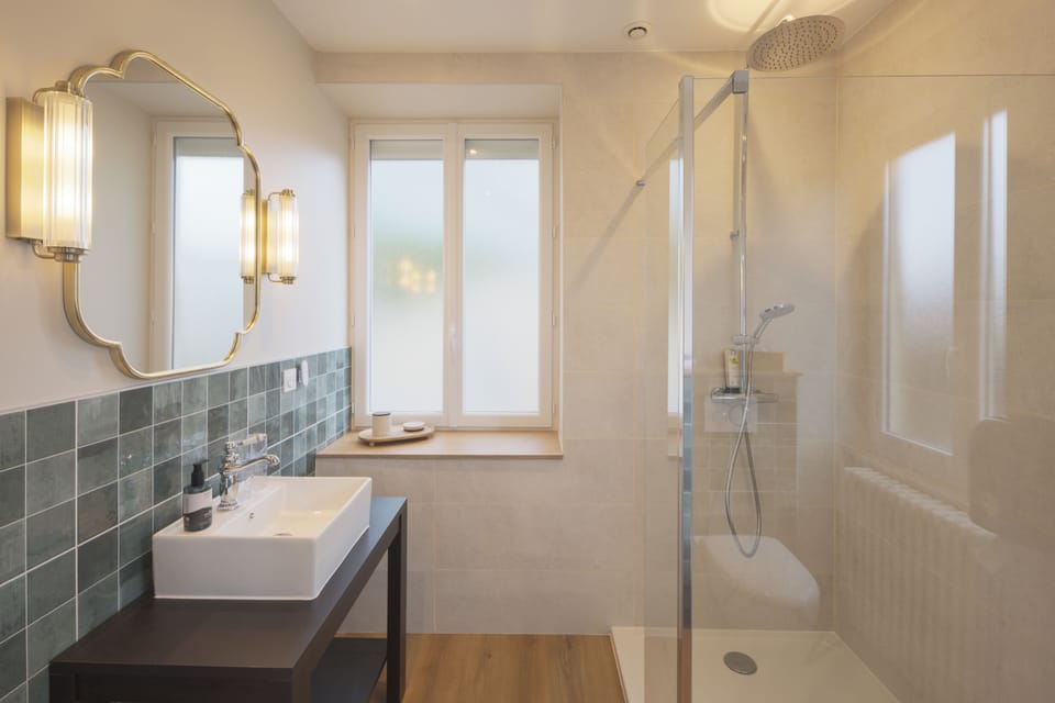 Deluxe Suite | Bathroom | Free toiletries, hair dryer, towels