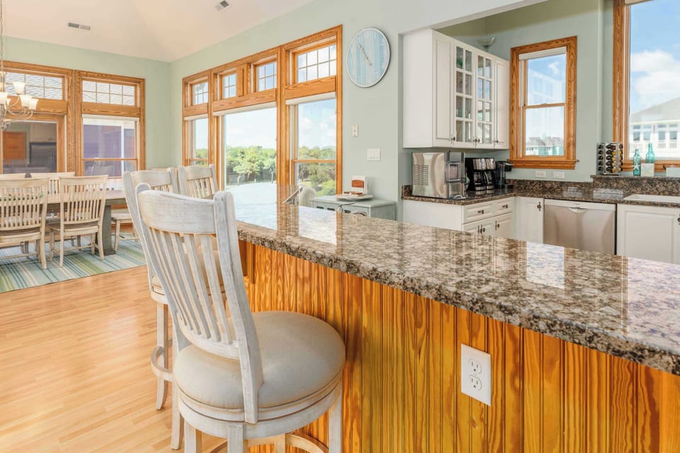 Top Level Breakfast Bar with Seats 