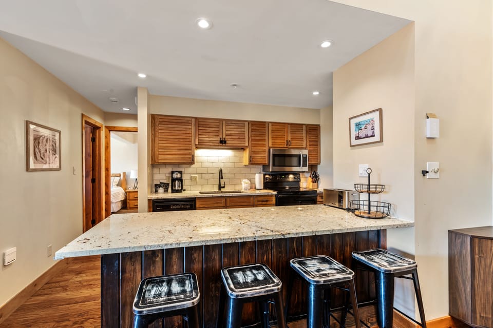 Kitchen and Breakfast Bar