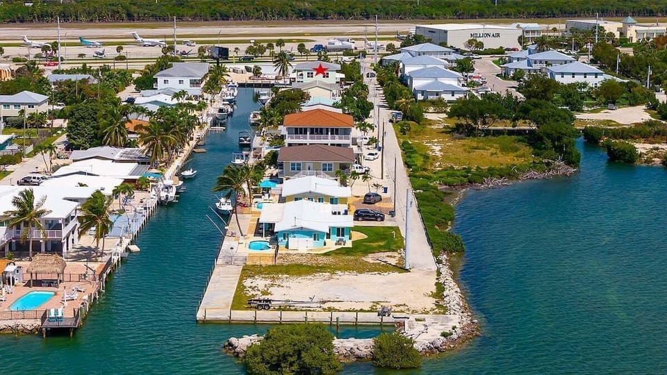 Amazing location with direct access to the Atlantic from the canal.