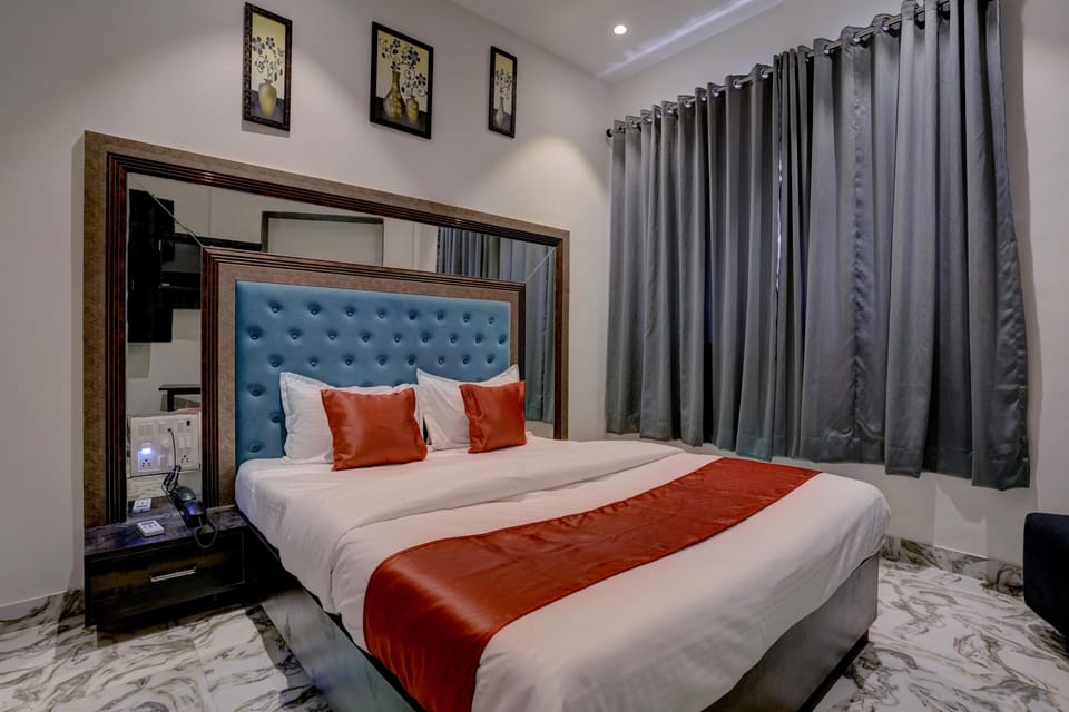 Deluxe Room | Premium bedding, desk, WiFi, bed sheets