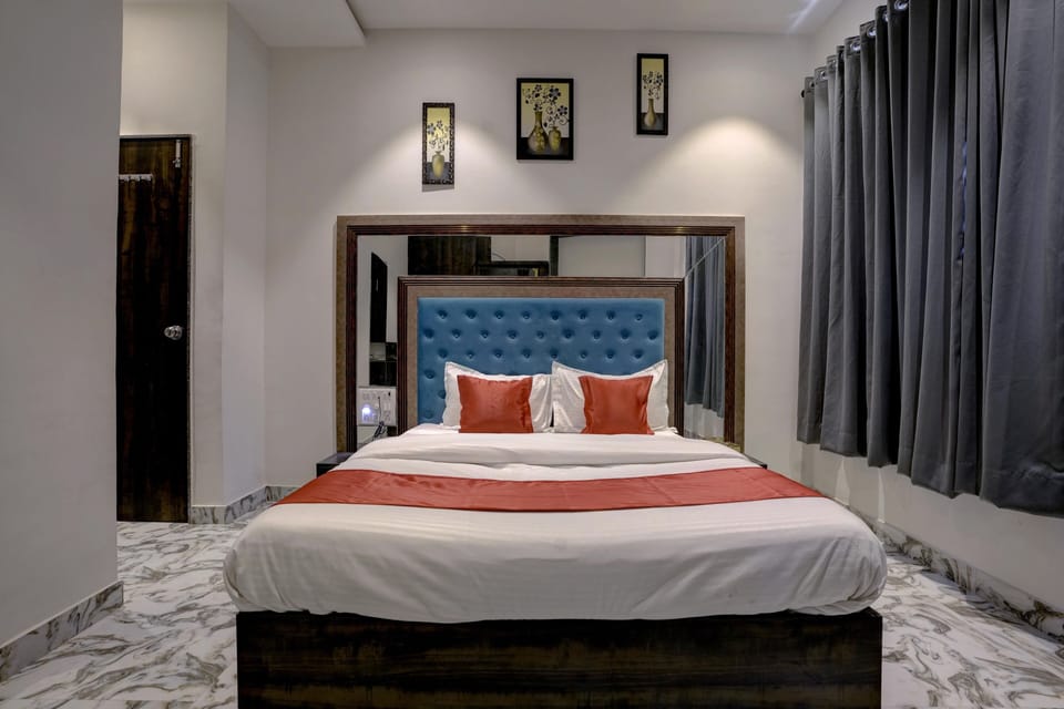 Deluxe Room | Premium bedding, desk, WiFi, bed sheets