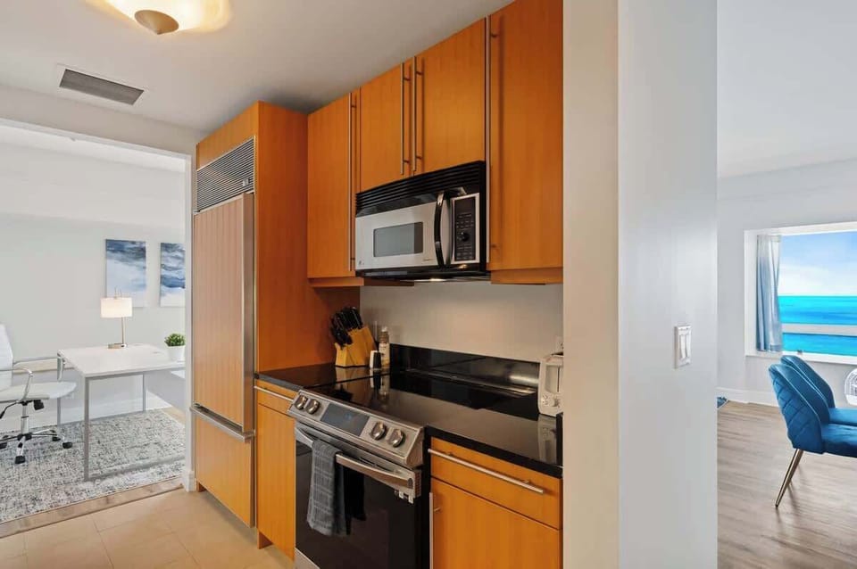 Modern of the Condo in Miami Florida - The kitchen has all the necessary appliances - Cookware to make delicious meals - Kitchen with stainless steel appliances - Integrated appliances for a seamless and stylish appearance