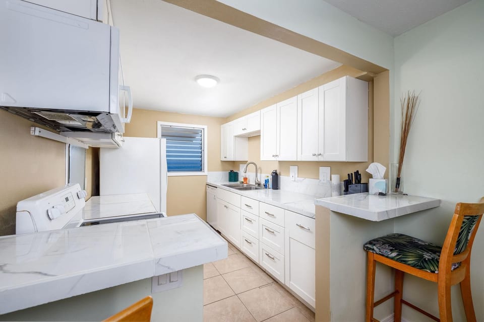 Condo, Multiple Beds (Keauhou Kona Surf & Racquet Club Town) | Private kitchen | Oven, toaster, paper towels
