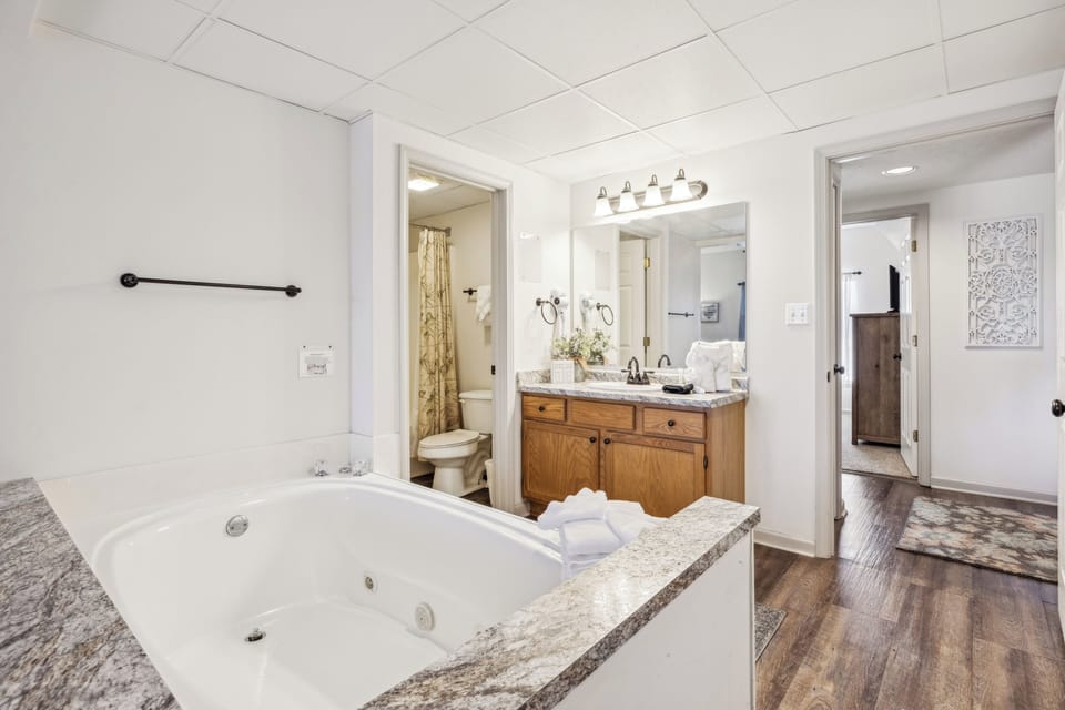 Primary Bedroom with King Bed, Private Bathroom, Cable TV and Wifi