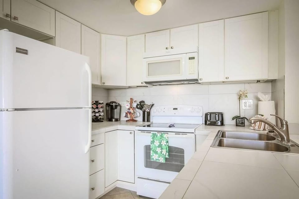 Condo, 1 Queen Bed with Sofa bed (Kona Plaza#218) | Private kitchen | Paper towels