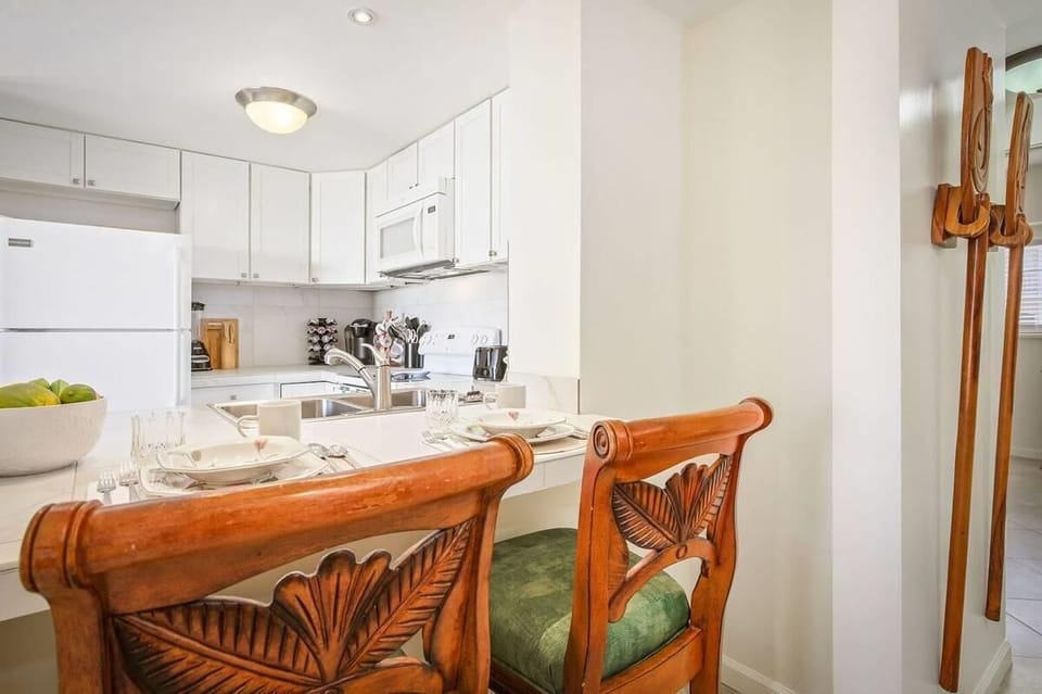 Condo, 1 Queen Bed with Sofa bed (Kona Plaza#218) | Private kitchen | Paper towels