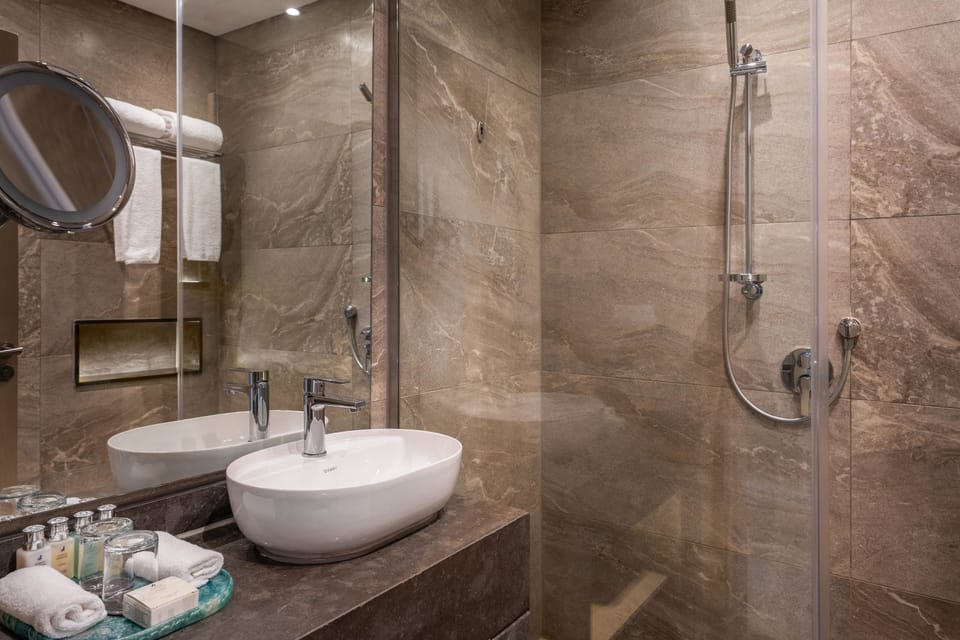 Deluxe Room, Garden View | Bathroom | Combined shower/tub, eco-friendly toiletries, hair dryer, towels
