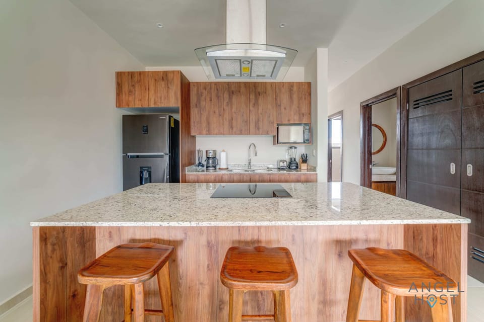 Breakfast bar dining at the kitchen counter