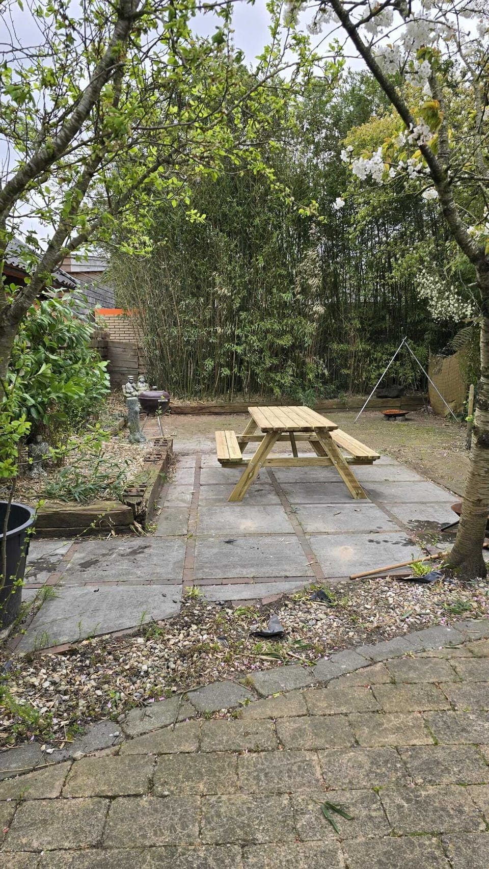 Private garden picknick table