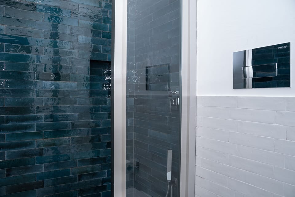 Deluxe Suite, Balcony, Garden View | Bathroom | Shower, rainfall showerhead, free toiletries, hair dryer
