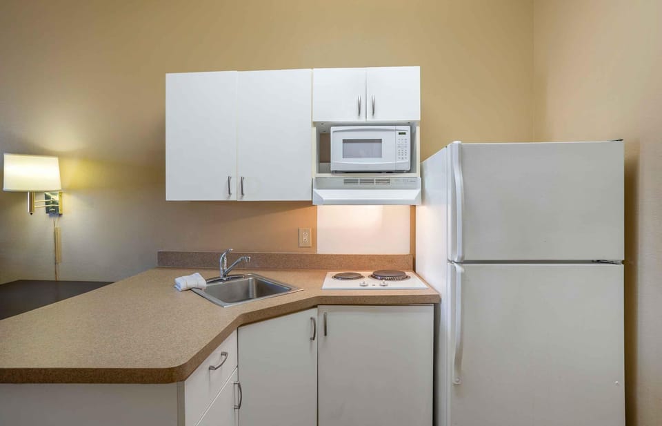 Full-size fridge, microwave, stovetop, coffee/tea maker