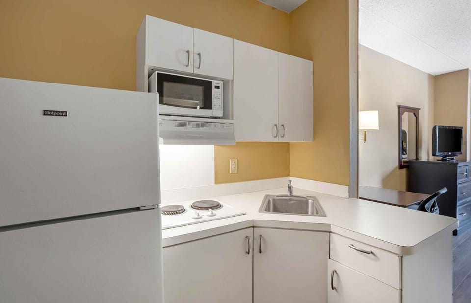 Studio, 1 Queen Bed, Non Smoking | Private kitchen | Full-size fridge, microwave, stovetop, coffee/tea maker