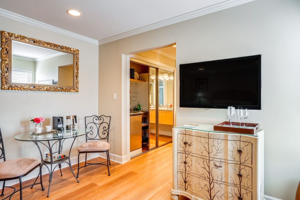 Studio | Flat-Screen TV | Free WiFi