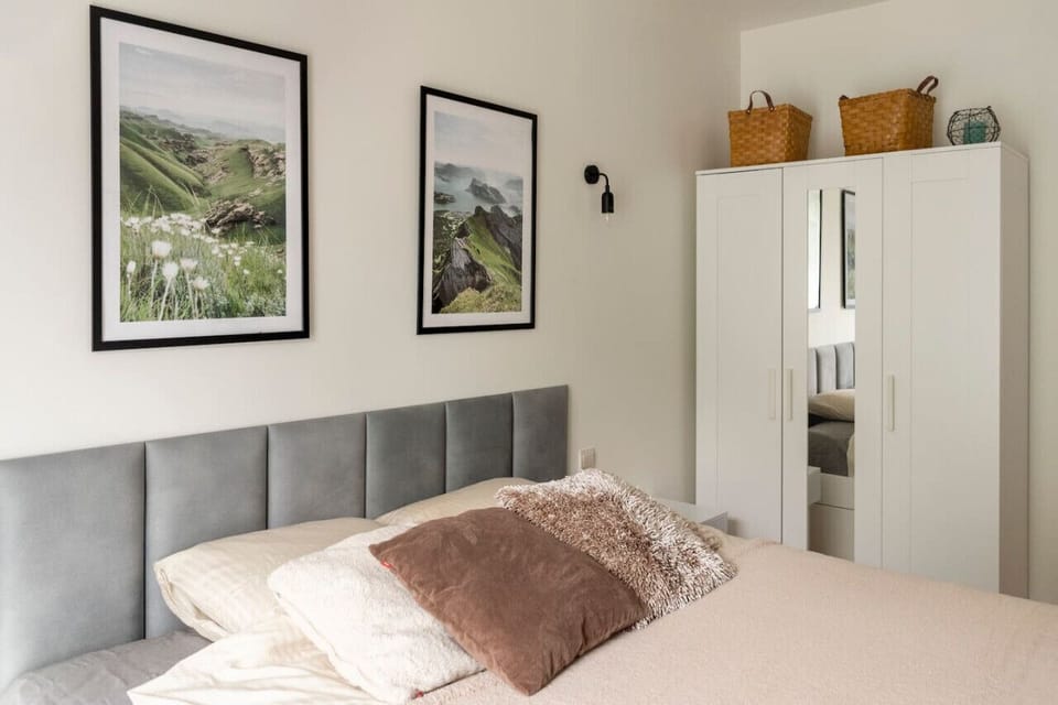 Private Bedroom with Queen Bed | Book Now with RENTUJEMY