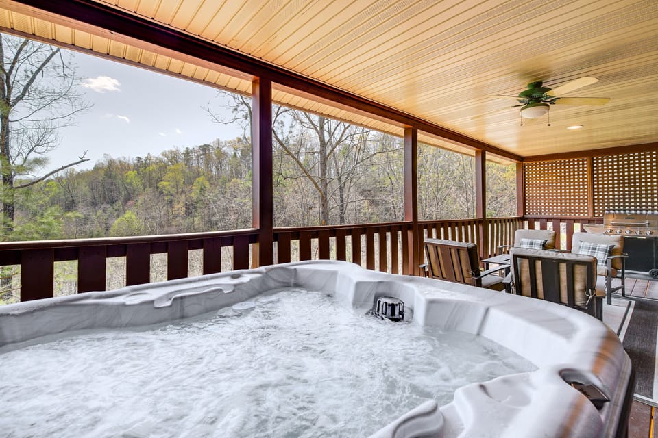 Private Hot Tub | Mountain Views | Self Check-In | 9 Mi to Dollywood