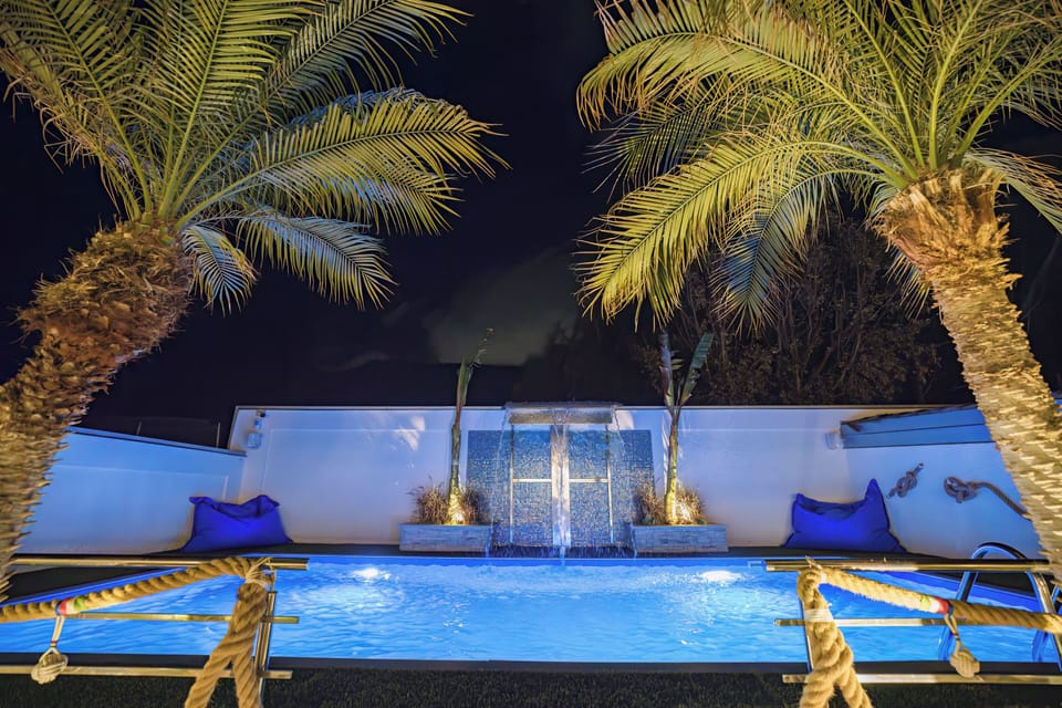 Outdoor pool, pool umbrellas, sun loungers