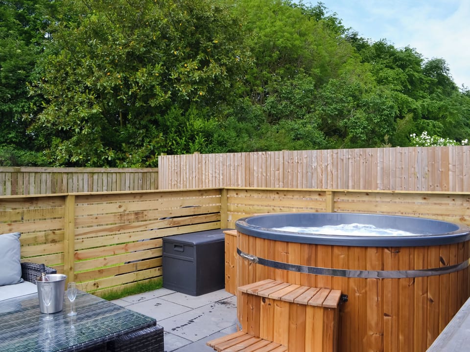 Hot tub | Wellington - Ye Old Red Lion Holidays, Holme upon Spalding Moor, near York