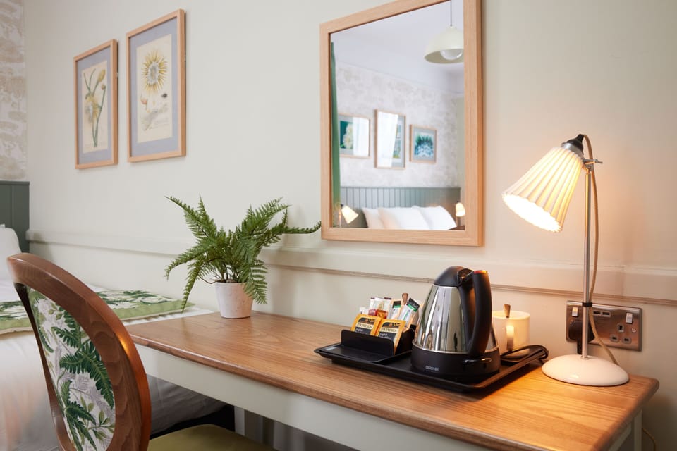 Family Room Sleeps 4 | Desk, free WiFi, bed sheets