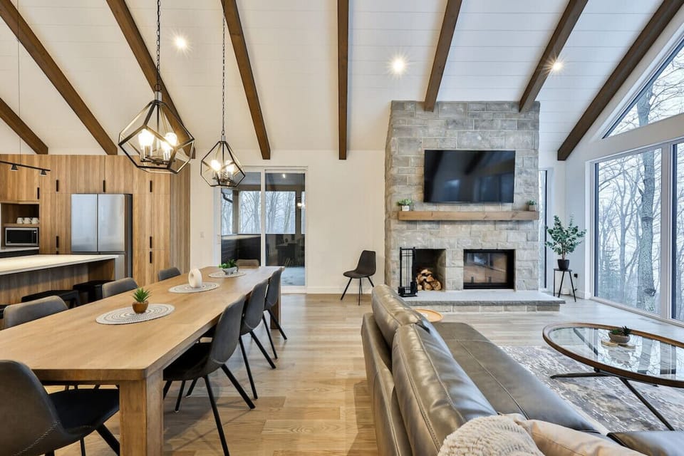 Open space living room, dining room with direct access to terrasse