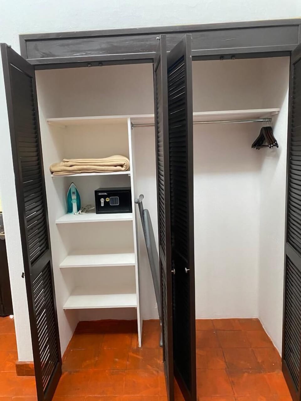 Basic Double Room | In-room safe, iron/ironing board, free WiFi