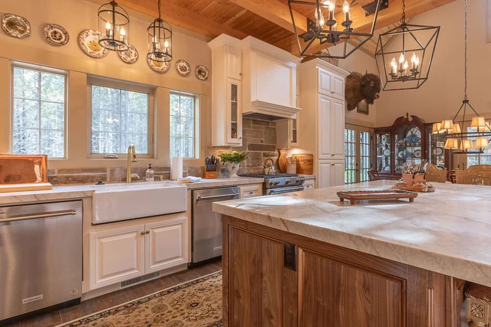House (6 Bedrooms) | Private kitchen | Fridge, microwave, oven, stovetop