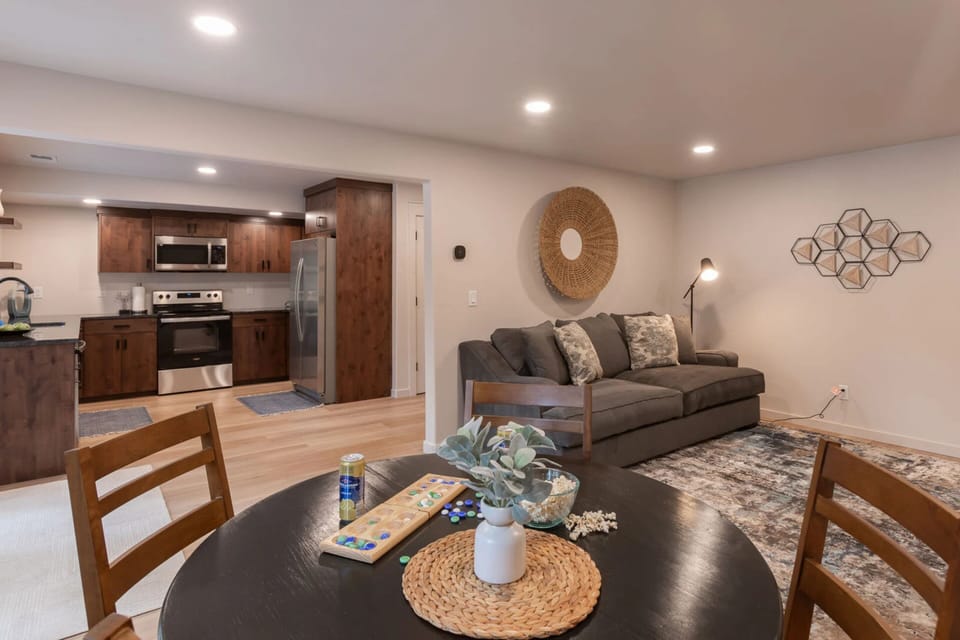 Studio (5 Bedrooms) | Dining room