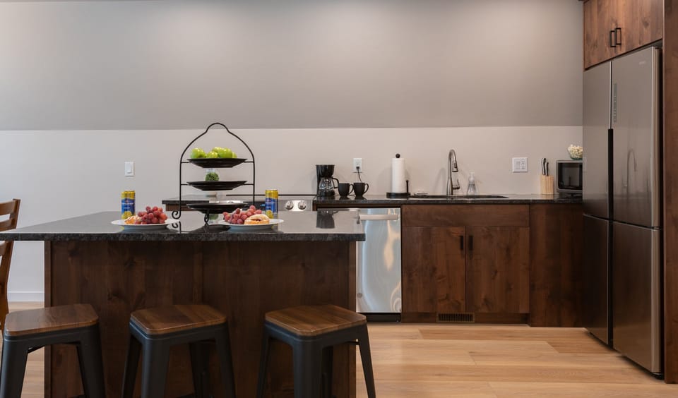 Studio (5 Bedrooms) | Private kitchen | Fridge, microwave, oven, stovetop
