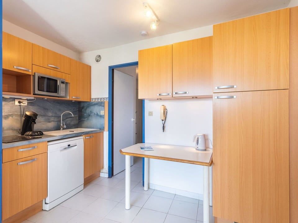 Furniture, Property, Cabinetry, Comfort, Window, Building, Mirror, Wood, Bed Frame, Bed
