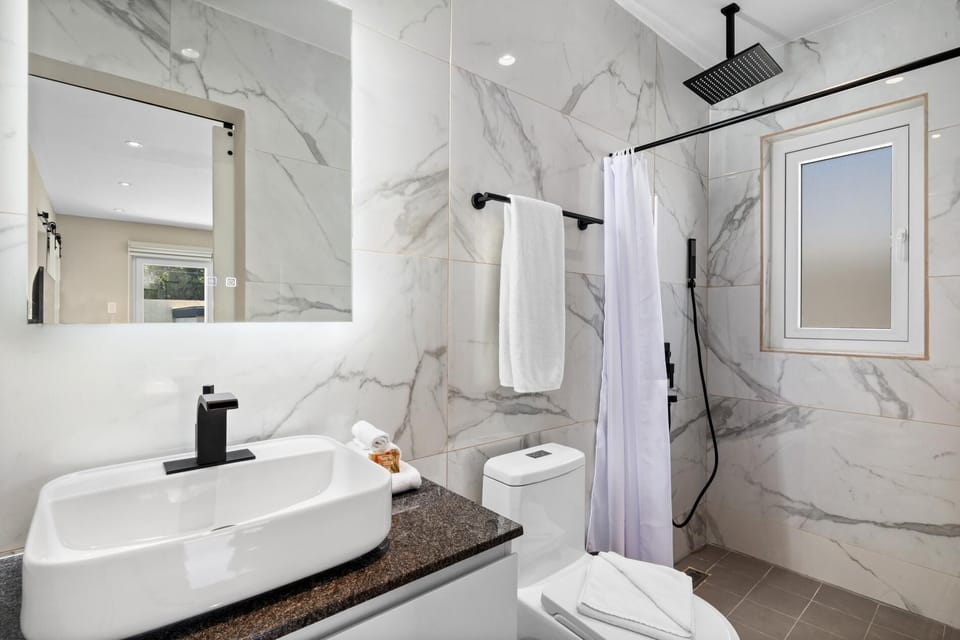 Experience tranquility in our luxurious full bathroom. Immerse yourself in comfort and elegance, where every moment is a pampering escape.