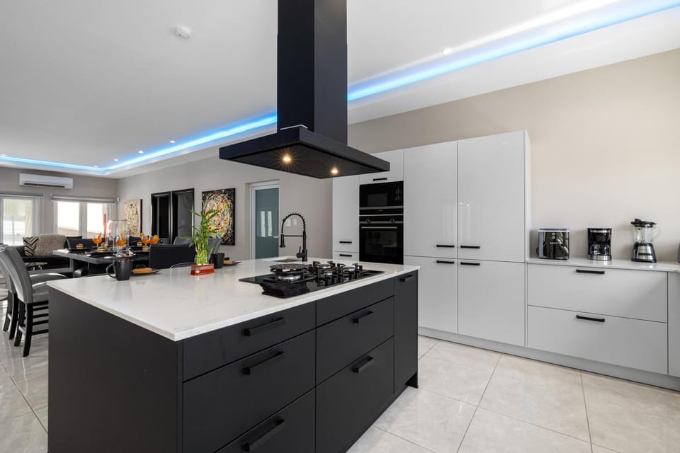 Fully equipped and modern kitchen.