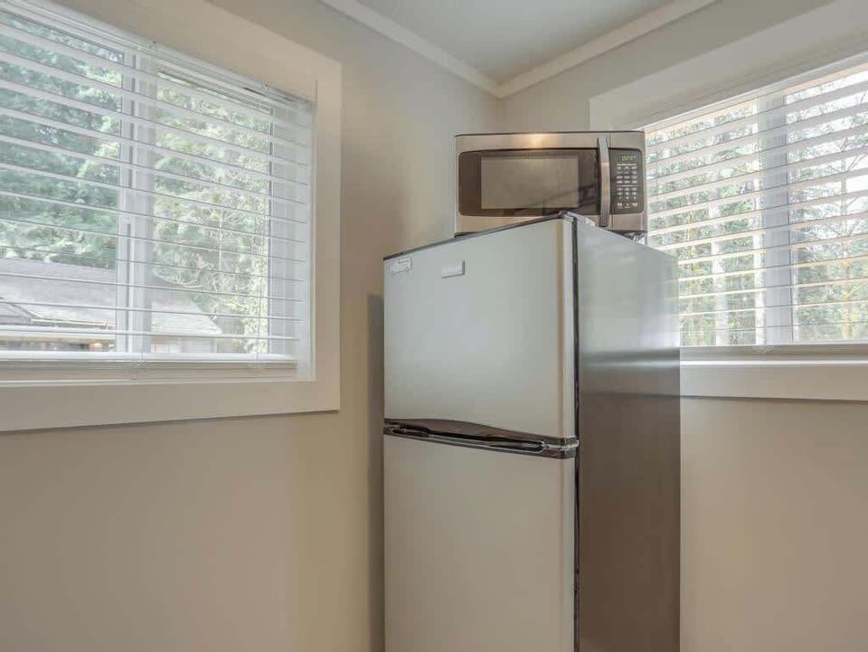 Keep your ingredients fresh in our convenient apartment-size fridge! Perfect for storing snacks and drinks during your stay.