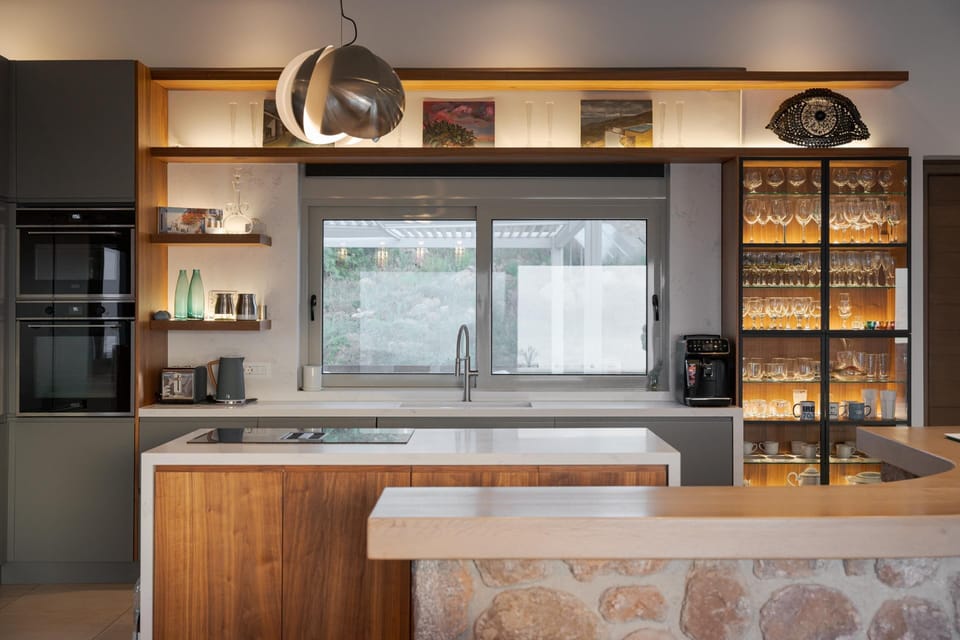 Deluxe Villa | Private kitchen | Full-size fridge, microwave, oven, stovetop