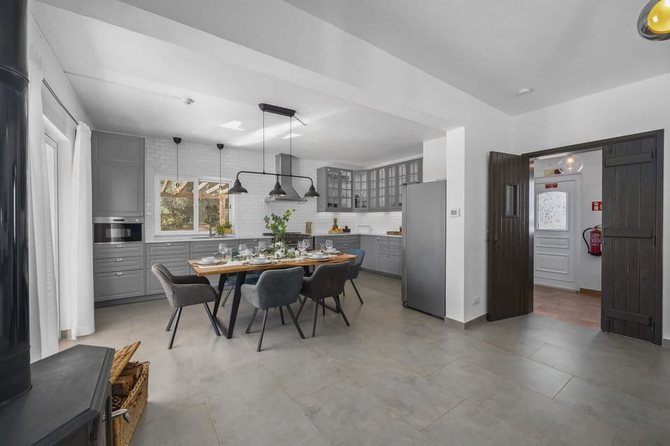 Dining Area & Fully Equipped Kitchen