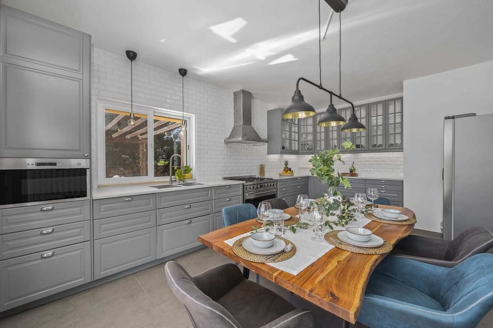 Dining Area & Fully Equipped Kitchen