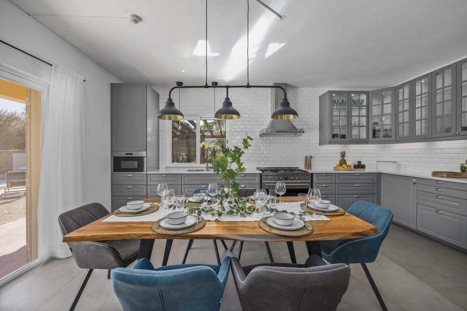 Dining Area & Fully Equipped Kitchen