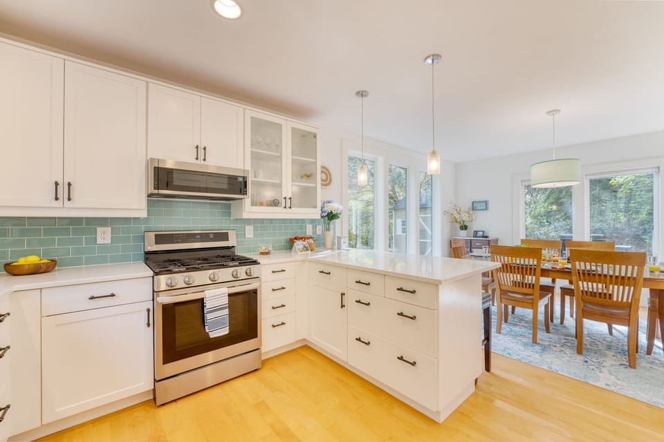 Fully equipped kitchen.