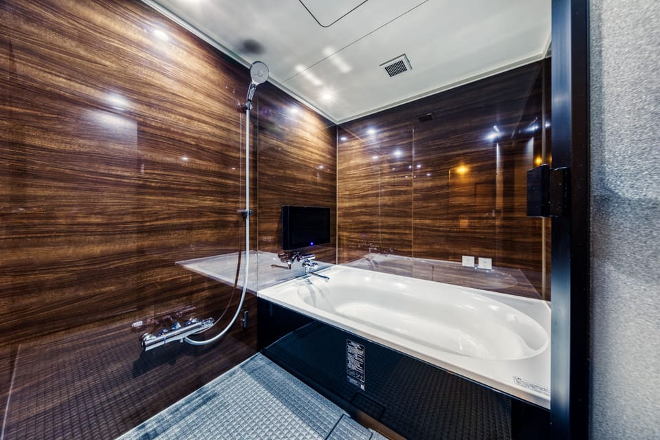 Standard Double Room | Bathroom | Separate tub and shower, free toiletries, hair dryer, slippers
