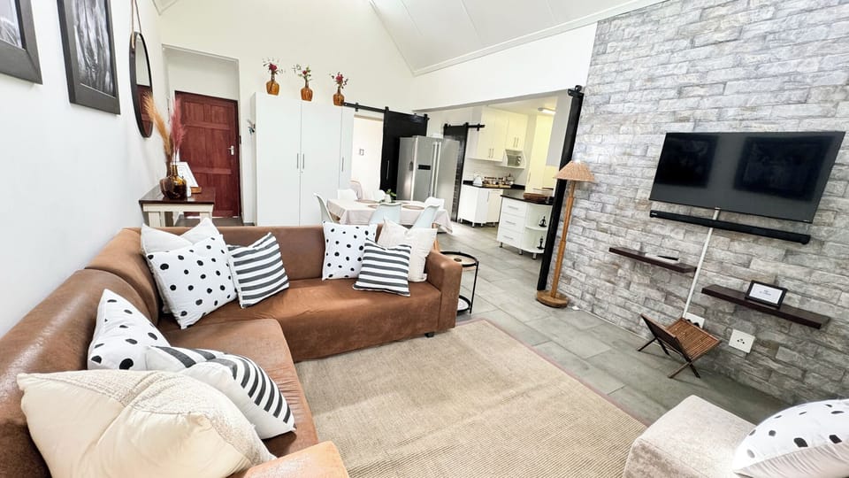Apartment, 3 Bedrooms, Private Pool, Garden View | Lounge